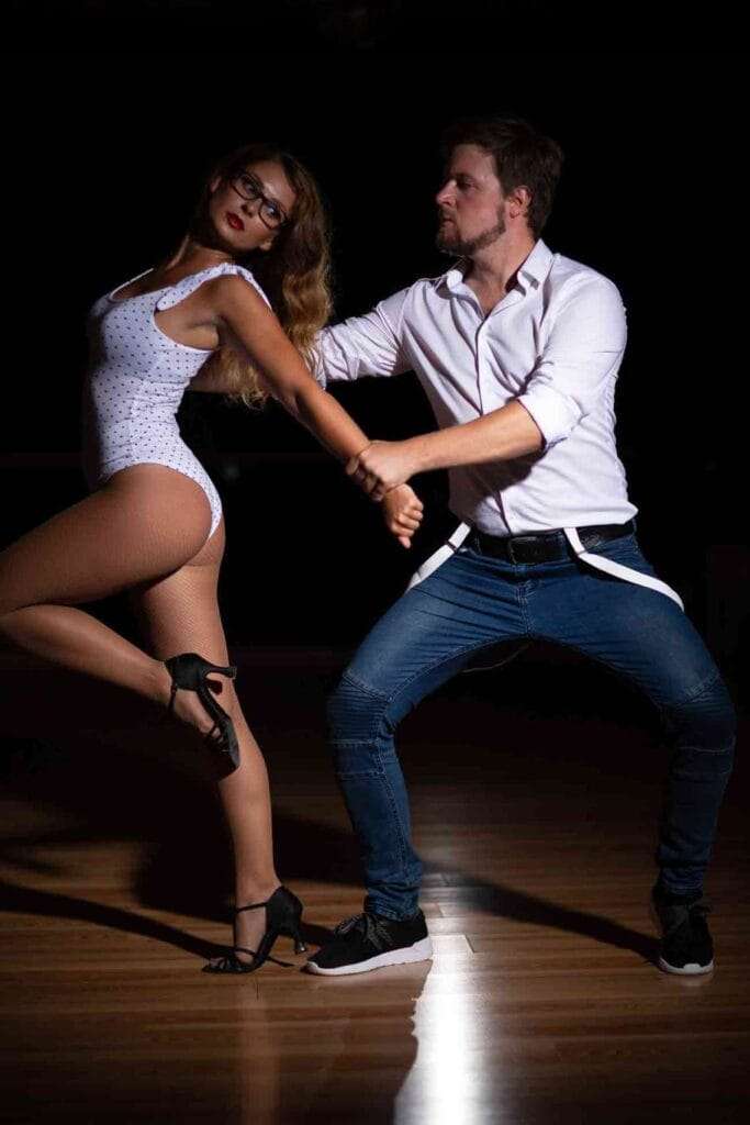 pár který tančí Bachatu na skupinové lekce.